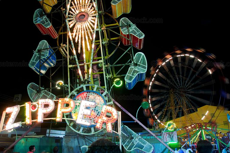 Zipper juego mecánico en feria patronal