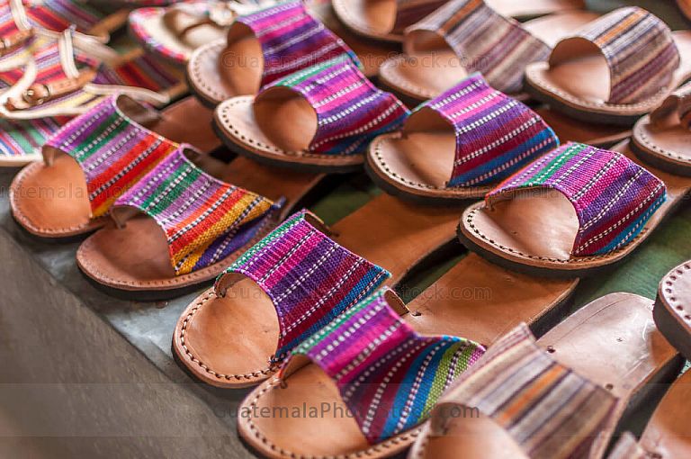 Zapatos de tela típica y cuero