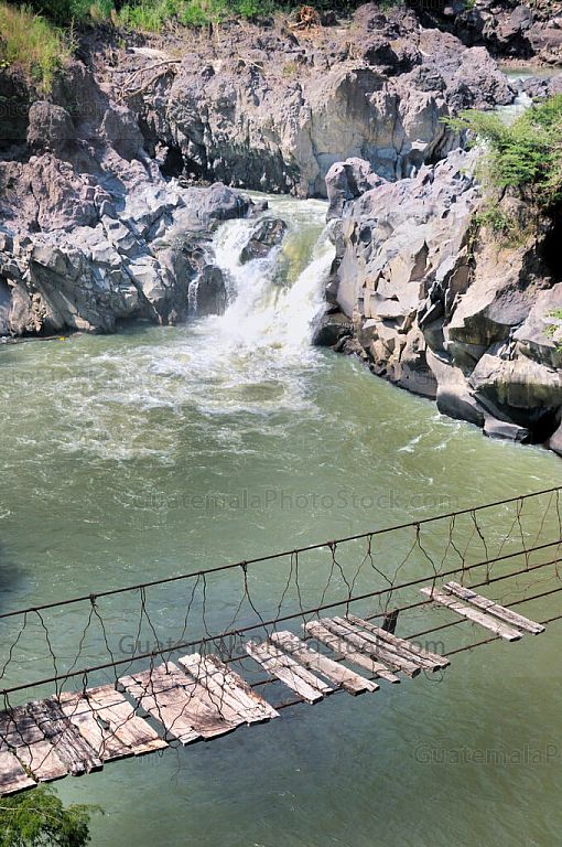Puente de hamaca sobre río Ostúa