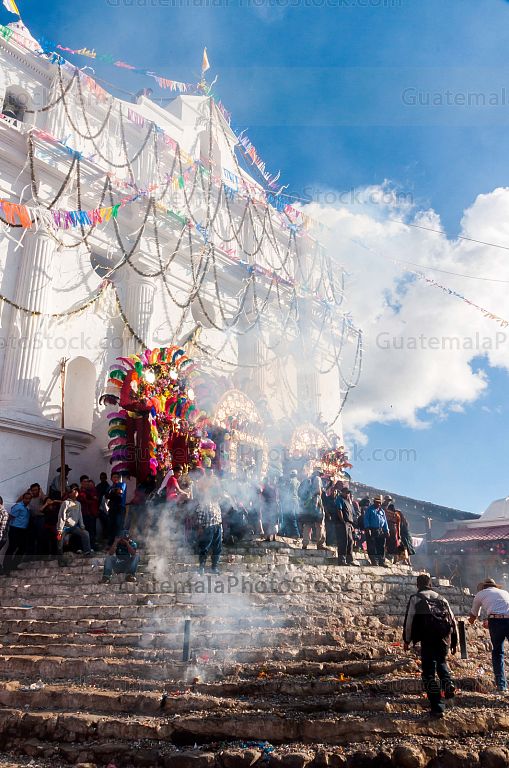 Quema de bombas en el atrio de la parroquia de Chichicastenango