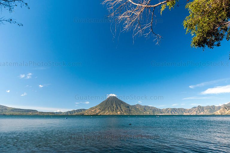 Volcán San Pedro y Lago de Atitlán
