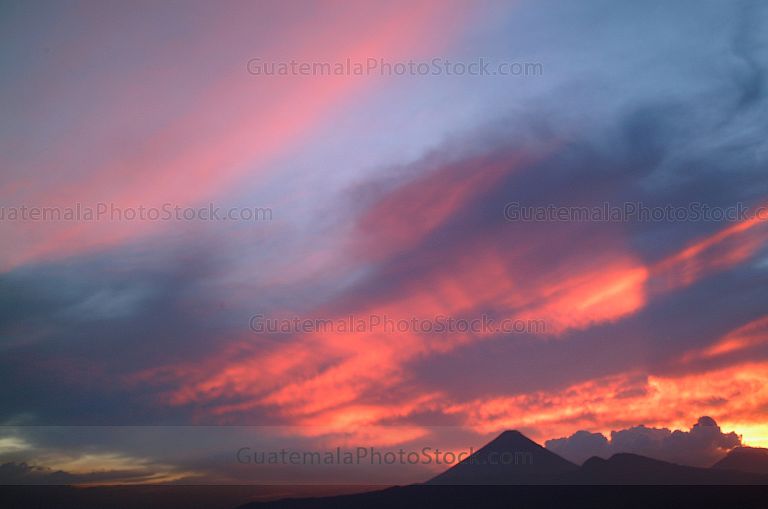 Atardecer con la cadena Volcánica central