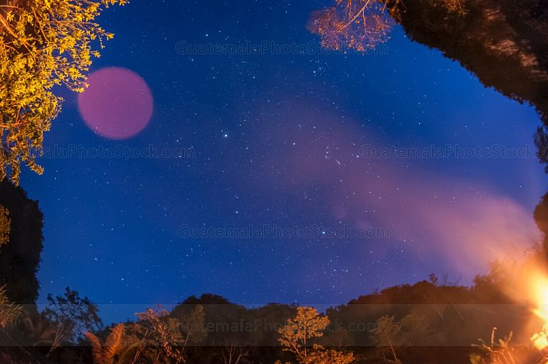 Fogata y cielo estrellado