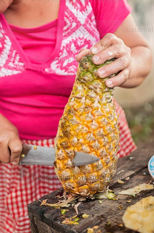 Pelando piña