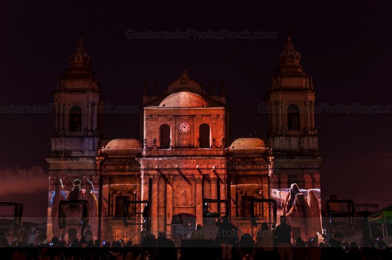 Fachada de Catedral Metropolitana iluminada por Mapping