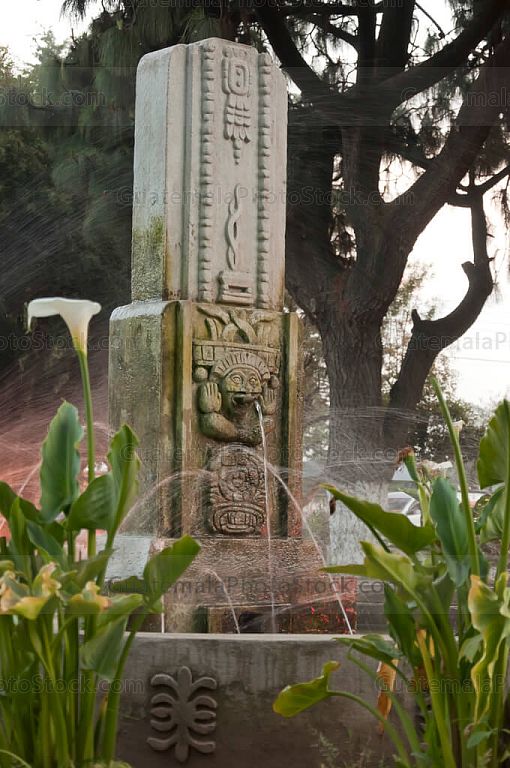 Monolitos y fuentes de agua