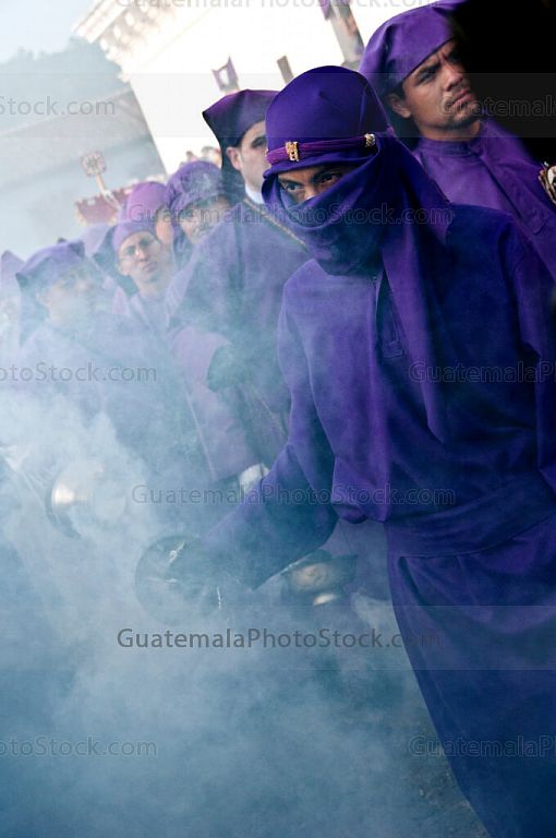 Cucurucho incensando la via procesional