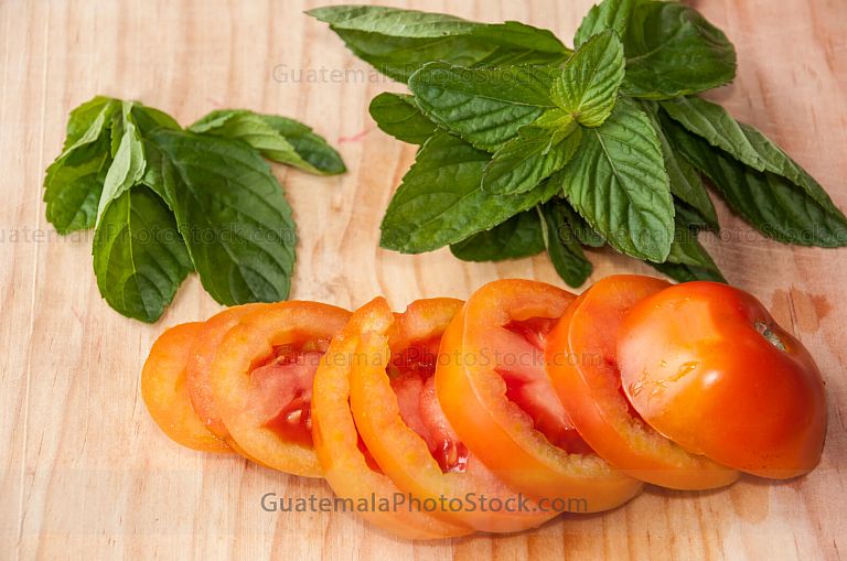 Hierva buena y tomate