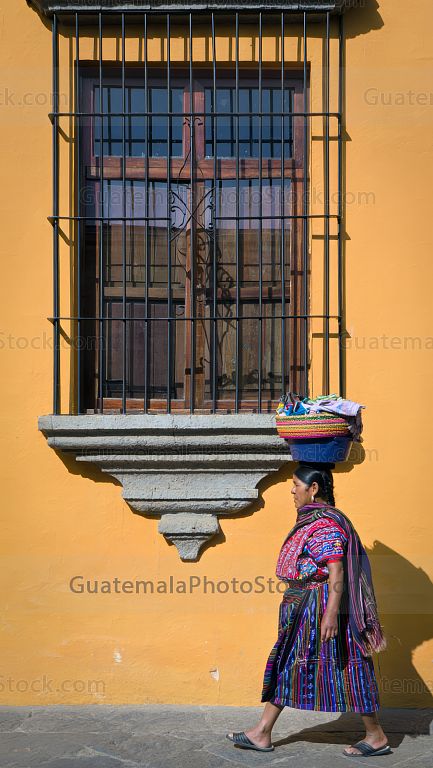 Mujer indigena camina en las calles de la Antigua Guatemala