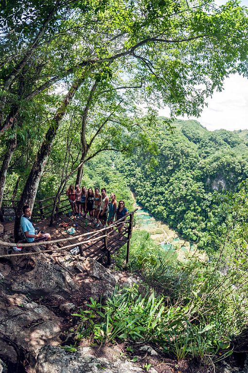 Turistas en el Mirador de Semuc Champey