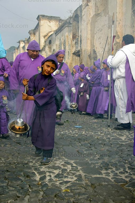 Niño con incensario