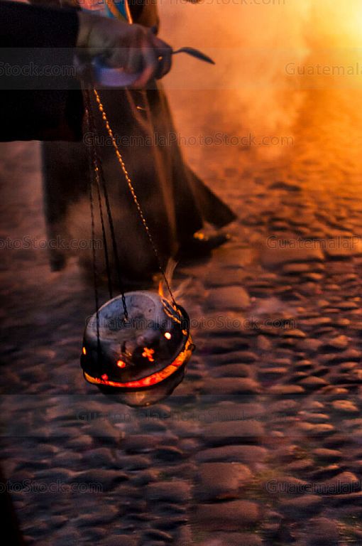 Incensando el camino de la procesión de la Soledad