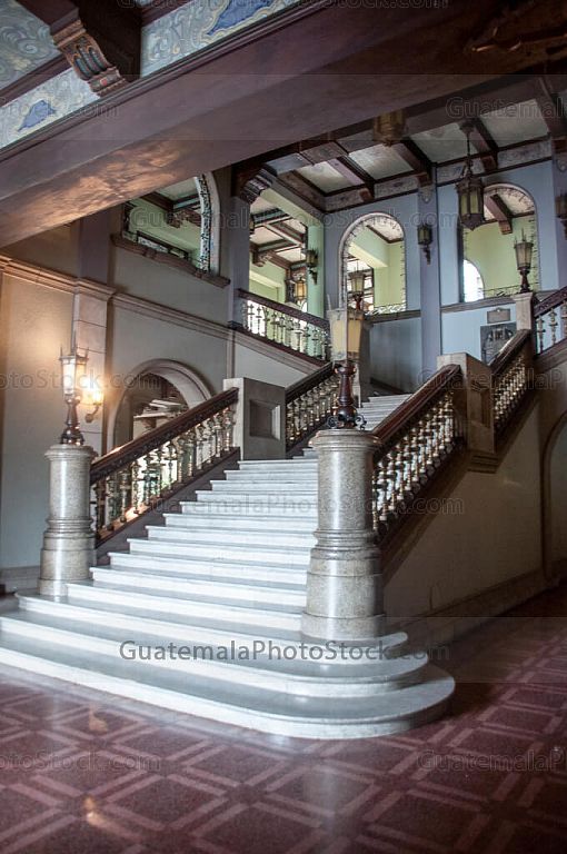 Gradas del interior del Palacio Nacional de la Cultura