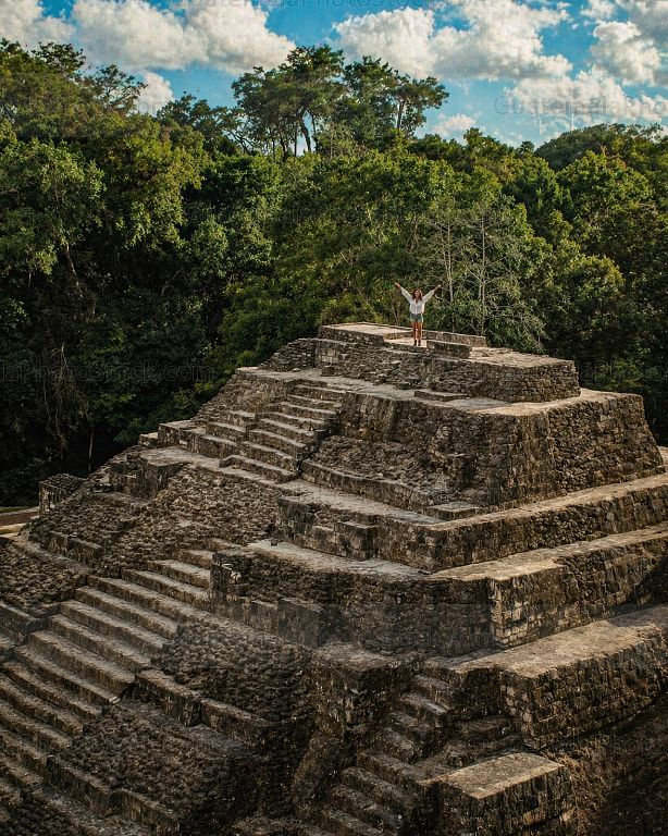 Turista en Sitio Arqueológico Yaxhá
