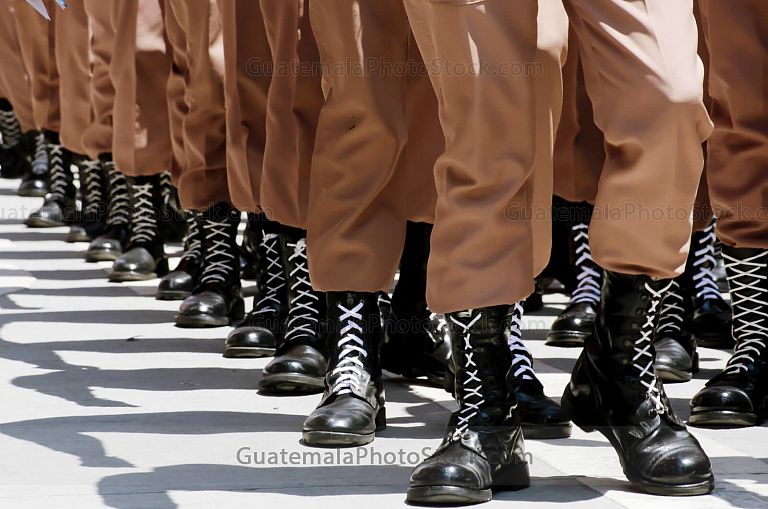 Botas de los estudiantes del Instituto V. Hall en el Desfile del 15 de septiembre