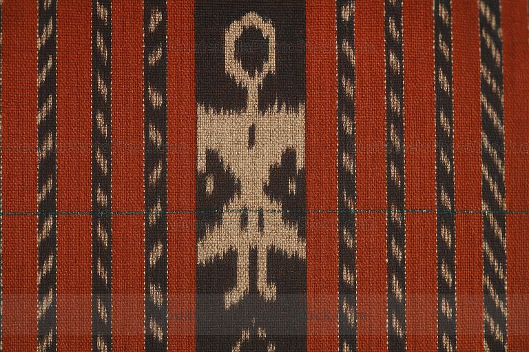 Textil étnico con figura ancestral en tonos tierra
