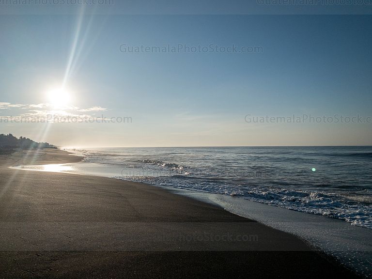 Amanecer en la playa de Monterrico