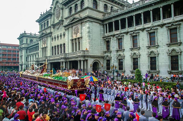 Consagrada Imagen de Jesús Nazareno Rey del Universo