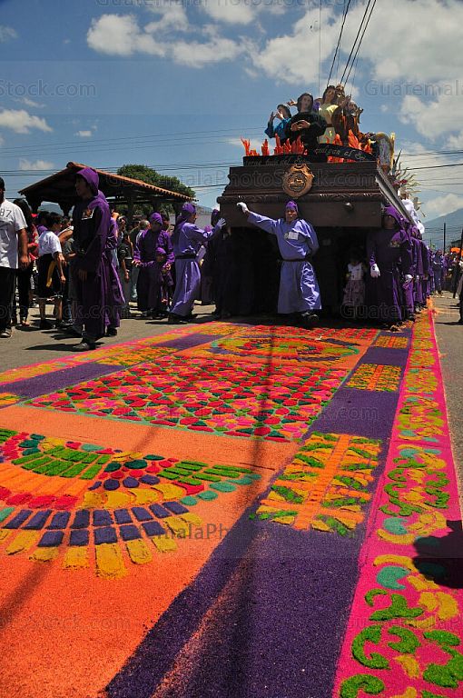 Alfombra a los pies de Jesús Nazareno