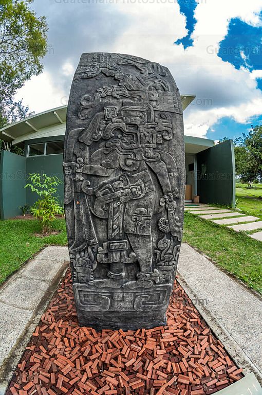 Replica de estela en el Museo de Kaminal Juyu’