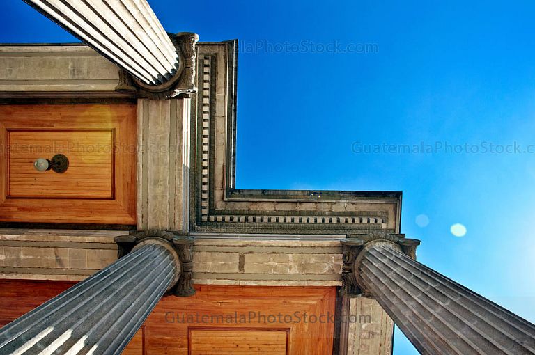 Detalles de la fachada del Teatro Municipal