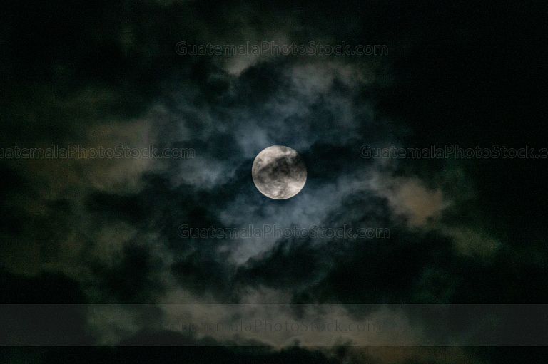 Luna con nubes