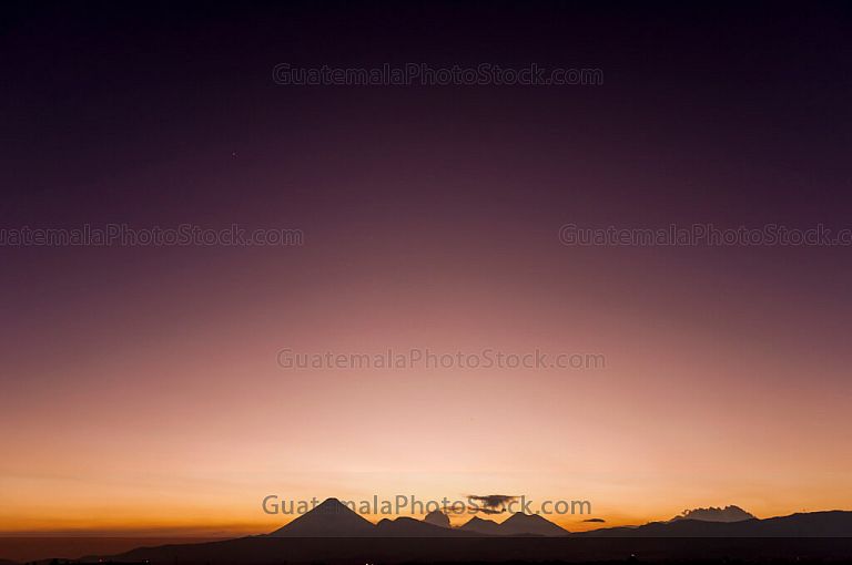 Atardecer sobre la cadena volcánica central
