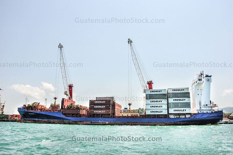 Barco Portacontenedores en Puerto Barrios