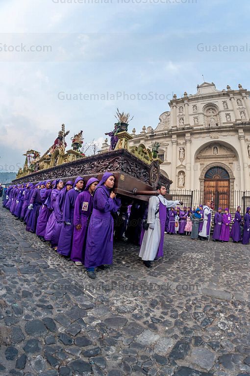 Tanda frente a San José Catedral