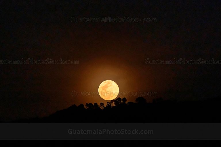 Salida de la primera luna llena 2025