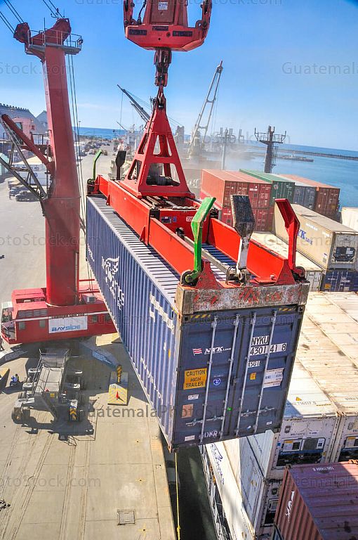 Descarga de contenedores en Puerto Quetzal