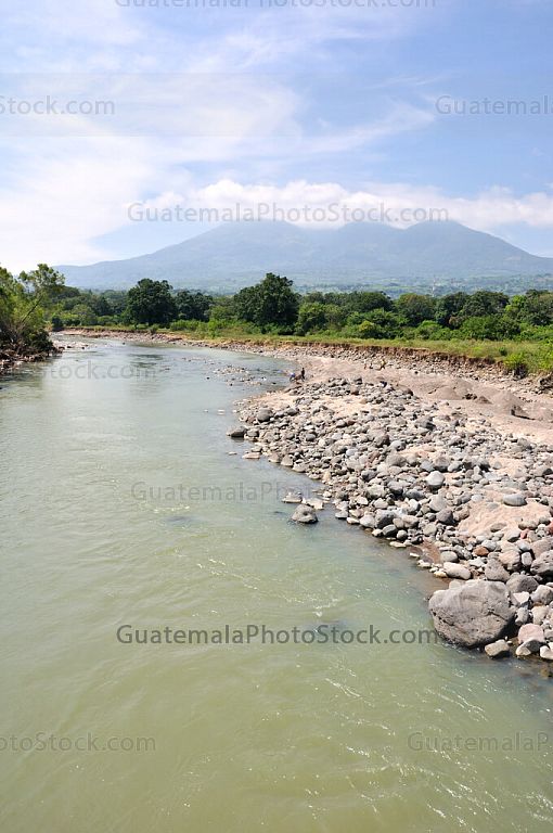 Río Ostua y Volcán Suchitán