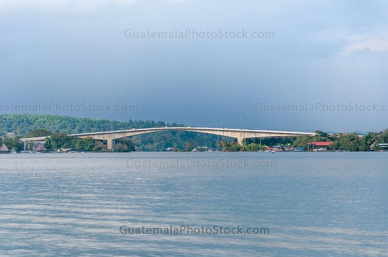 Puente sobre Río Dulce
