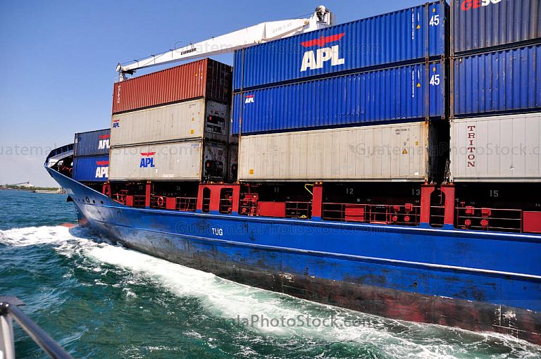Barco con contenedores en Puerto Quetzal