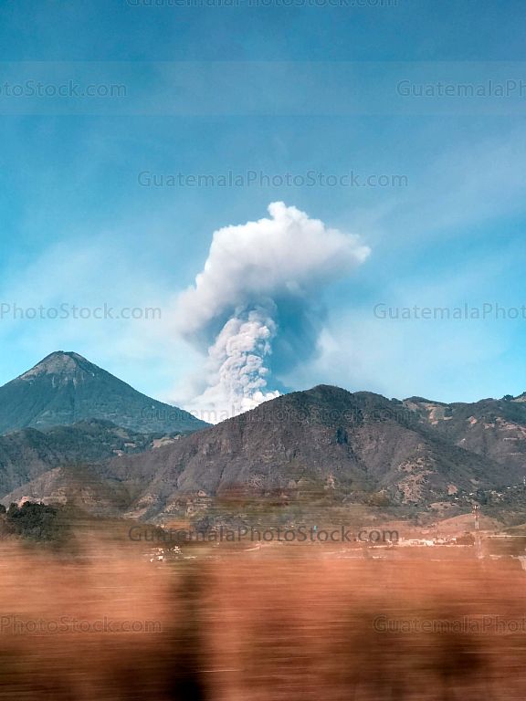 Volcán de Fuego en Erupción y Volcán de Agua