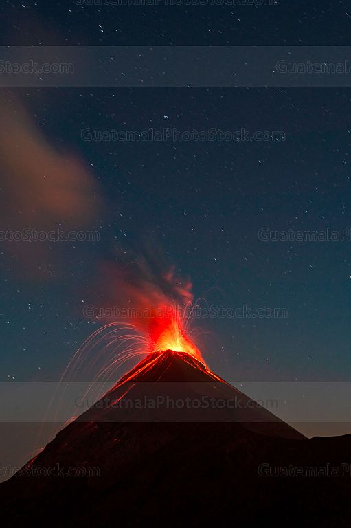 Erupción nocturna del Volcán de Fuego