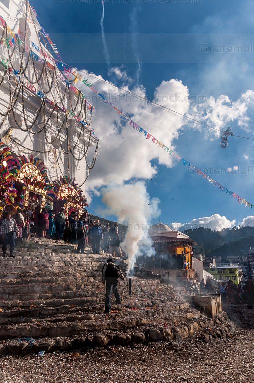 Quema de bombas en el atrio de la parroquia de Chichicastenango