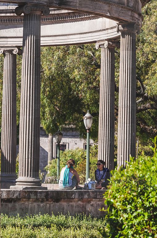 Turistas en el monumento a Rafael Alvarez Ovalle