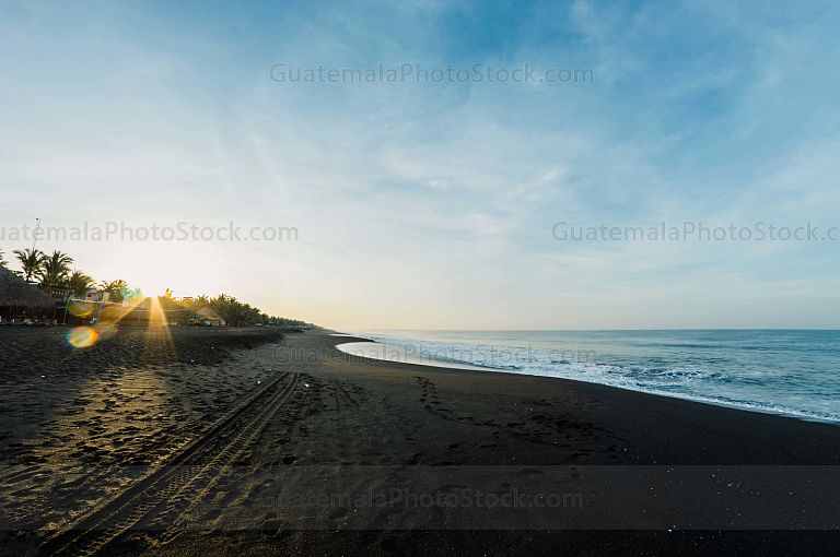 Amanecer en la playa de Monterrico
