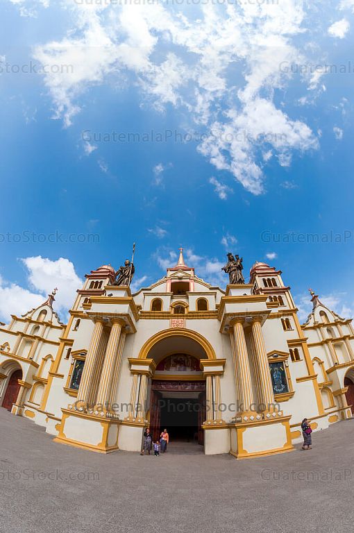 Fachada y atrio del templo de San Pedro Soloma