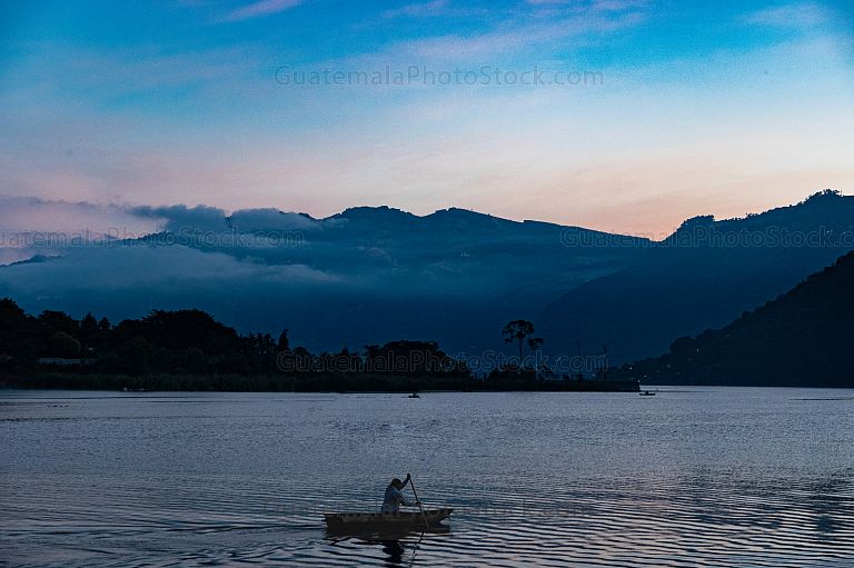 Pescador en cayuco en el lago de Atitlán, Sololá