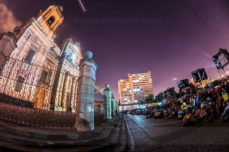 Mappgin sobre la fachada de catedral