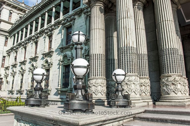 Columnas del ingreso del Palacio Nacional de la Cultura
