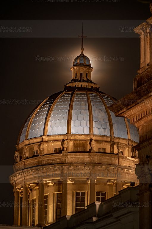 Luna llena y la Catedral Metropolitana