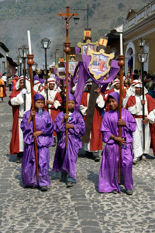 Cruz alta y ciriales