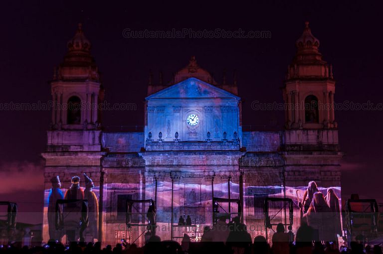 Fachada de Catedral Metropolitana iluminada por Mapping