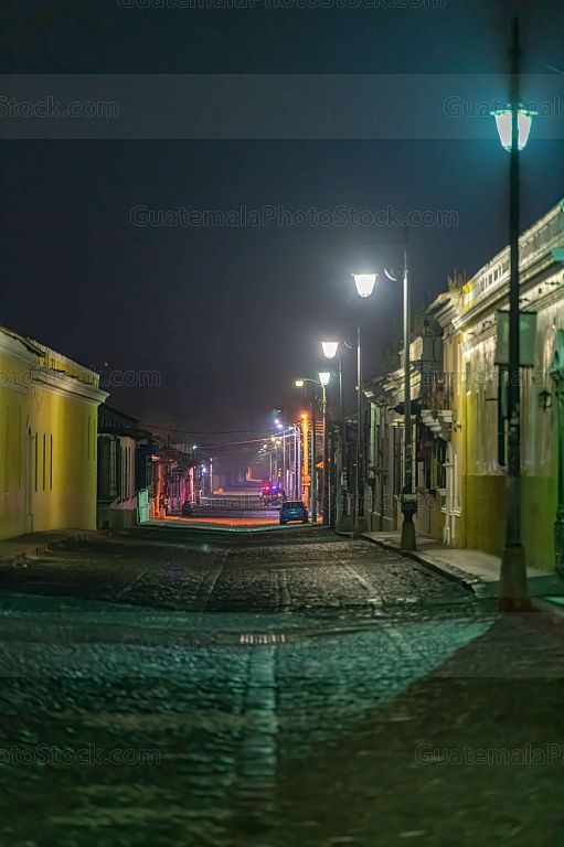 Calle empedrada de la Antigua Guatemala de noche