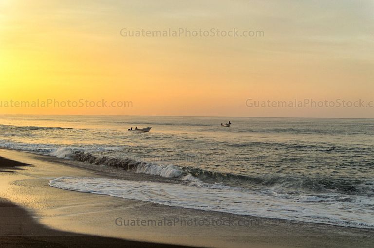 Amanecer en la Playa de Monterrico