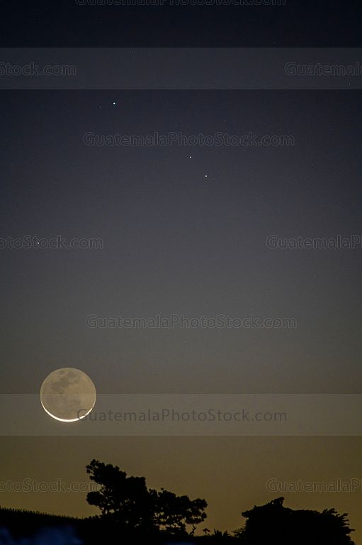 Luna nueva al amanecer
