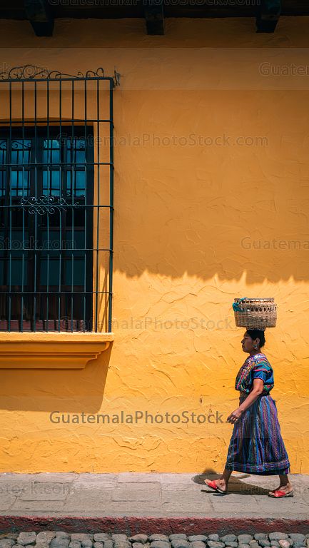 Mujer indigena camina en las calles de la Antigua Guatemala